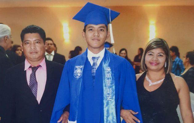 Vicente Vásquez y sus padres. Foto Cortesía.