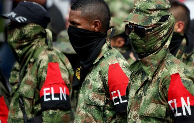 Los tres policías venían de una zona rural de Vidrí, donde habían recogido "material logístico", agregó la información.