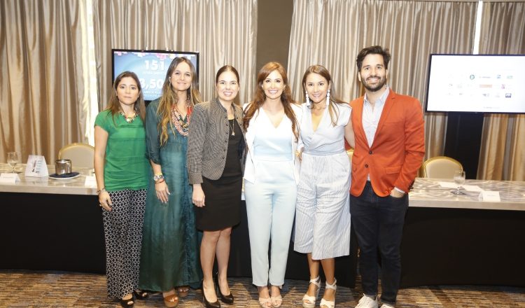 1.  Valeria Rosales, Roxanna Windex, Eliana Onsalo, Sandra Álvarez, Melissa Pinto y Jorge Chanis.