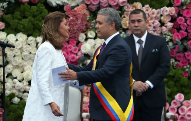 El nuevo presidente colombiano, Iván Duque Márquez (d), y su vicepresidenta, Marta Lucía Ramírez (i), participan durante la ceremonia de investidura. FOTO/EFE