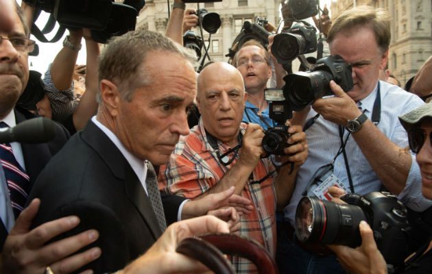 El congresista estadounidense republicano Chris Collins (i) sale de la Corte Federal luego de que le fueran leídos sus cargos en Nueva York. FOTO/EFE