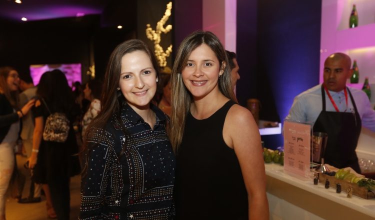 1.  Michelle Plaisance y Anayansi Sáez.