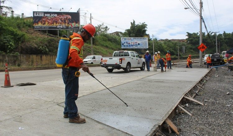 Aplicación de las losas. /Foto: Cortesía