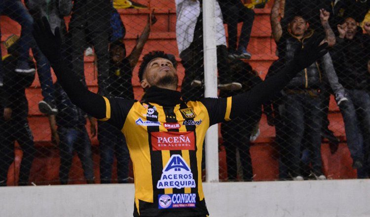 "Toro" Blackburn lidera la tabla de goleo en Bolivia. /Foto @ClubStrongest
