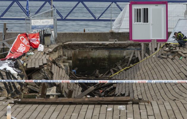Un oficial de policía toma fotos en la escena. Foto: AP 