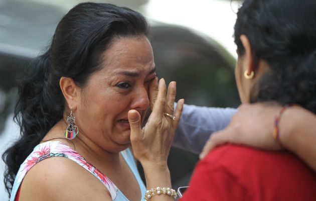 Familiares de las víctimas del accidente de autobús en Ecuador buscan detalles sobre lo ocurrido. FOTO/EFE