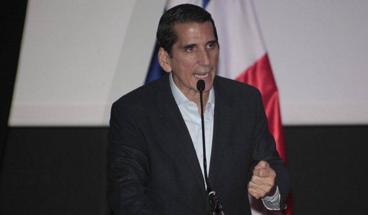 El candidato presidencial de CD, Rómulo Roux recibió las credenciales. /Foto Víctor Arosemena