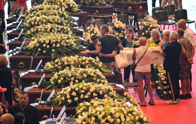 Los familiares del resto de fallecidos decidieron ceremonias privadas, algunos como protesta ante un Estado que no ha protegido a las personas, como en el caso de las familias de cuatro jóvenes de Torre del Greco, una localidad en el sur de Italia.