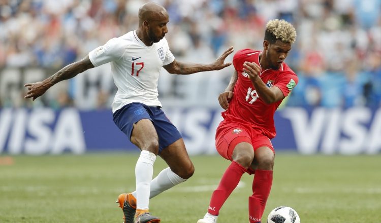 "Pepe" Ávila (19) en el juego contra Inglaterra en el mundial. /Foto AP