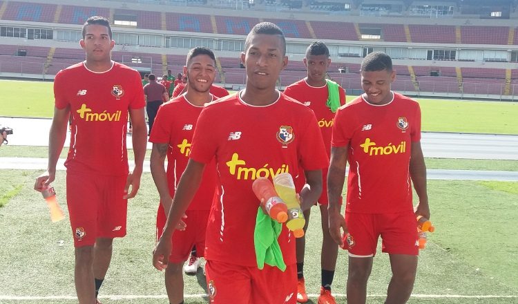 Jugadores terminan la visoria realizada  ayer en el estadio Rommel Fernández. /Foto Jaime A. Chávez R.