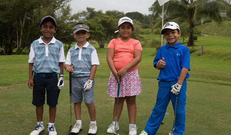 Los niños siguen desarrollando sus habilidades en el "green". /Foto Cortesía