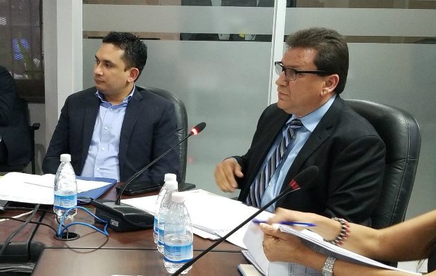 El actual ministro Ricardo Pinzón (Der.) durante la sesión de la Comisión de Presupuesto./ Foto: @Meduca_Panama