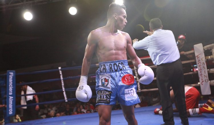 "La Roca" De Gracia  conecta un fuerte golpe al venezolano "Guapito" Torres y lo manda a la lona. Anayansi Gamez