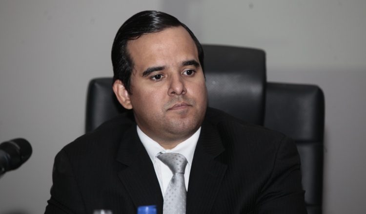 El ministro de Desarrollo Agropecuario, Eduardo Carles, sigue sin dar explicaciones.