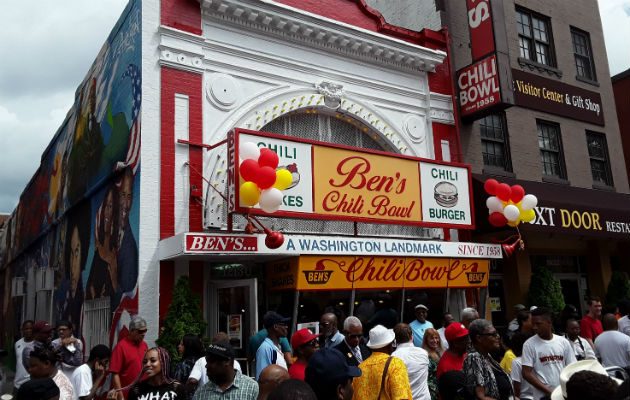 "Los presidentes van y vienen, sin embargo, Ben's Chili Bowl se mantiene".