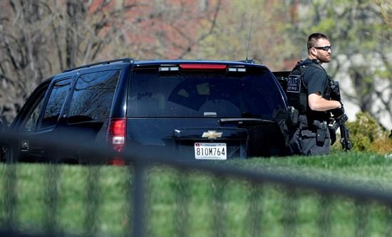 La Policía ha pedido a través de las redes sociales que estas personas permanezcan ocultas y "tranquilas" hasta que un agente les encuentre y les encomia a que no salgan corriendo.