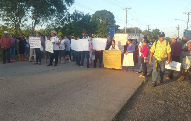 Chepanos cierran la carretera por falta de agua en varias comunidades.