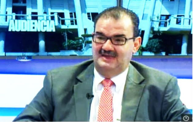 El abogado Carlos Carrillo da explicaciones sobre el caso de la Caja de Ahorros. Foto: Archivo