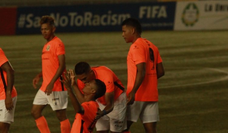 Rogelio Rodríguez se pone de rodilla, luego de anotar la diana de Santa Gema, que  sigue mostrando el camino en la LPF. /Foto Anayansi Gamez