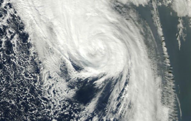 la tormenta tropical presenta vientos máximos sostenidos de 75 kilómetros por hora (45 millas por hora) y se