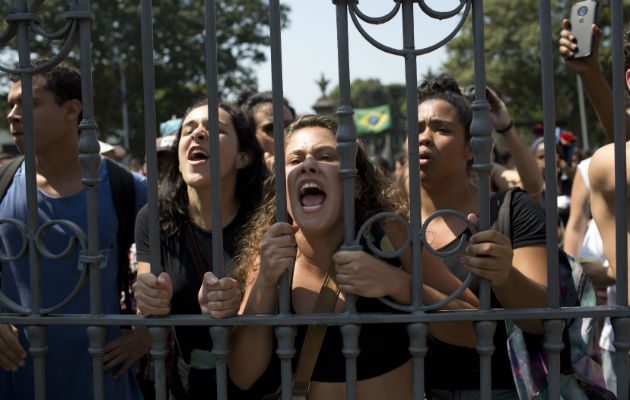 Estudiantes y empleados del Museo Nacional protestan fuera de la institución. Foto: AP