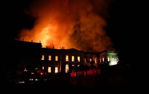 El Museo Nacional de Río de Janeiro, mientras es consumido por las llamas. Foto: EFE