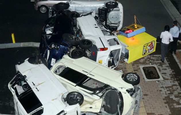 Coches destrozados como consecuencia de los fuertes vientos. Foto: EFE