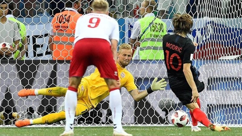 Kasper Schmeichel ataja un penal a Luka Modric durante el pasado mundial. Foto AP