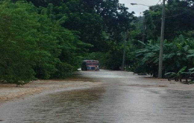 En Colón, las lluvias han provocado inundación en las vías principales. / Foto: Panamá América