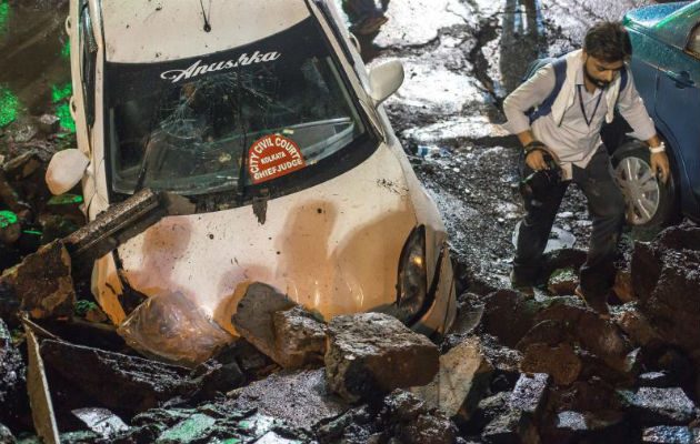 Un coche aplastado en el lugar en el que un puente se ha derrumbado en Calcuta (India). Foto: EFE