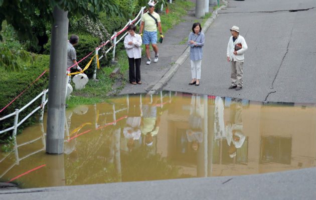 Residentes observan una vía dañada luego del impacto de un terremoto de 6.7. FOTO/EFE