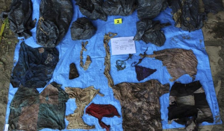 Las autoridades encontraron  un total de 166 cráneos y una serie de objetos personales, además de varias identificaciones. AP