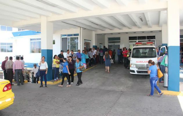 El joven fue traslado al Hospital Rafael Hernández en un vehículo por los impactos de bala que recibió en Chiriquí. Foto: Mayra Madrid. 