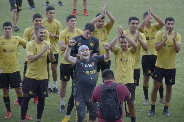 Maradona trabajando con su nuevo equipo. Foto EFE