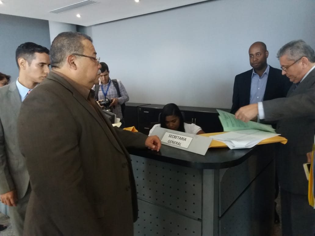 Abogados en representación de los privados de libertad presentan querella contra el presidente Juan Carlos Varela.