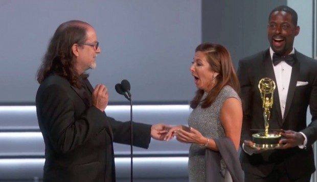 Jan subió al escenario completamente emocionada, y con todo el auditorio de pie y aplaudiendo.