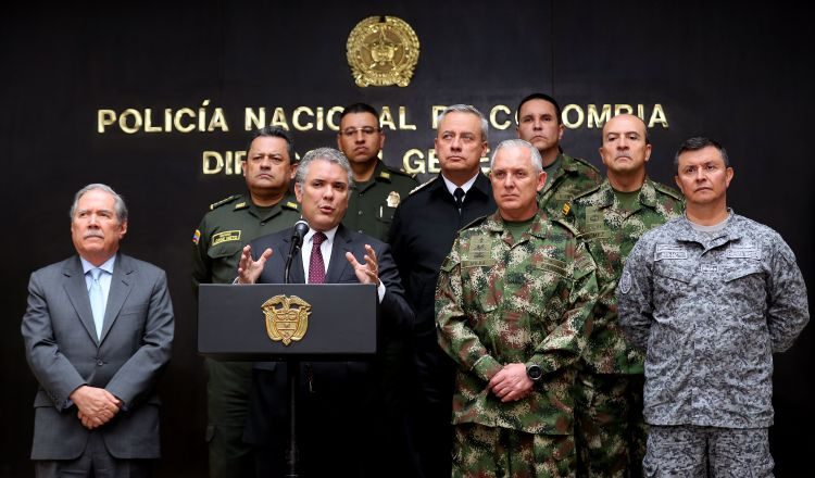El presidente de Colombia, Iván Duque, habla al término de un Consejo de Seguridad acompañado por su ministro de Defensa. EFE