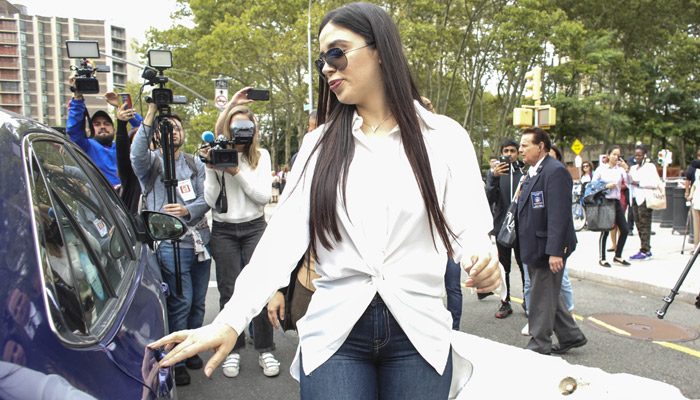 La esposa del narcotraficante Joaquín Guzmán Loera "El Chapo", Emma Coronel, camina a su salida de una audiencia. FOTO/EFE