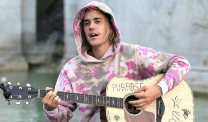 A través de videos que circulan en la red, se observa el momento en el que Bieber toca su guitarra y le canta a Hailey.