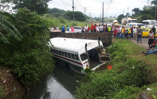 Del impacto el bus cruzó los dos paños contrarios y fue a dar a una zanja en Colón.