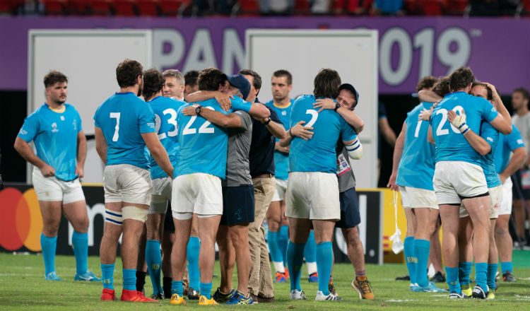 Selección de rugby de Uruguay durante un partido contra Gales (rojo) en el mundial de Japón Foto EFE