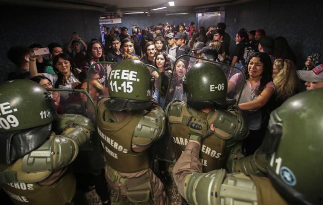 Carabineros de la Policía chilena cierran el acceso a la estación del metro Los Héroes en  Santiago. Foto: EFE.