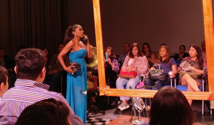 Tania Hyman en una escena de "Sexualmente hablando", en el Gecu. Foto: Cortesía