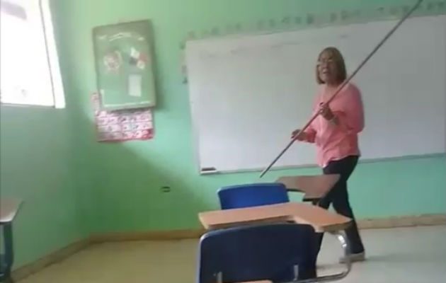 La denuncia surgió cuando Luis Rodriguez, padre de familia de una estudiante de la Escuela de las Lajas denunció como una docente de este plantel diariamente impartia clases a sus alumnos con un palo en la mano.