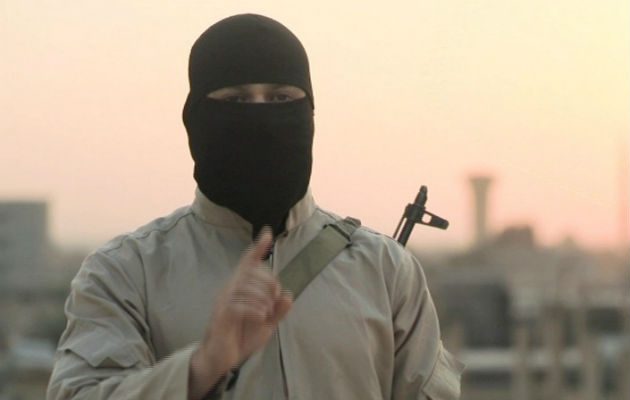 Un militante del Estado Islámico (EI) hablando encapuchado a una televisora árabe. Foto: Archivo/Ilustrativa.