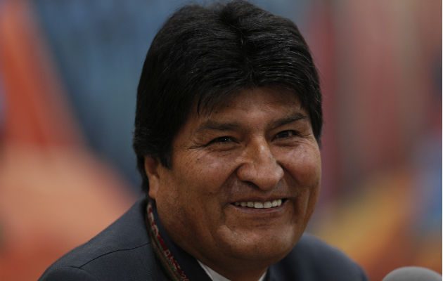 Evo Morales sonríe durante una rueda de prensa en La Paz. Foto: AP.