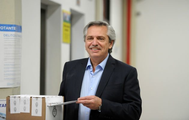 Según el escrutinio provisional, por detrás quedaron las propuestas de Roberto Lavagna, con el 6,14 %, seguido de lejos por los otros tres postulantes.