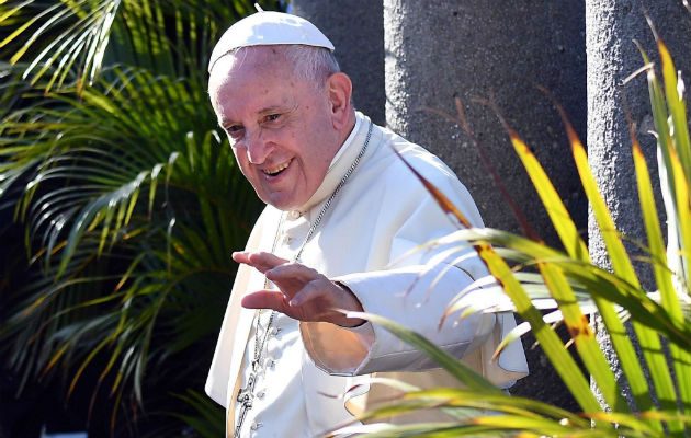 El papa recuerda que el Archivo Secreto Vaticano, que tiene una historia de más de cuatrocientos años, nació "del núcleo documental de la Cámara Apostólica y de la Biblioteca Apostólica.