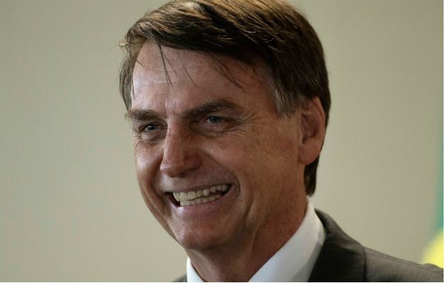 El polémico video utiliza imágenes de un documental de vida salvaje en que un león es acechado y eventualmente atacado por hienas.