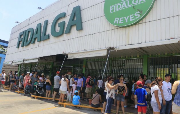 Bolivianos salen a las calles a abastecerse ya que temen el cierre de los comercios.